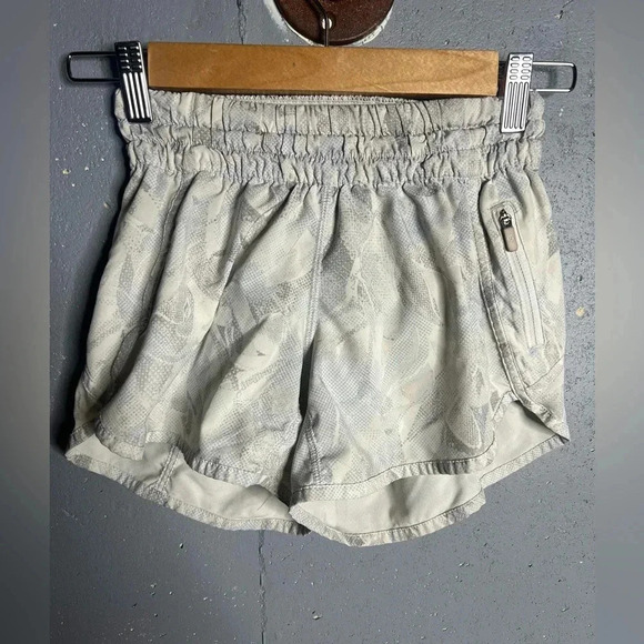 Lululemon Tracker Short V *4" Jasmine White. Size 2 - Picture 2 of 8